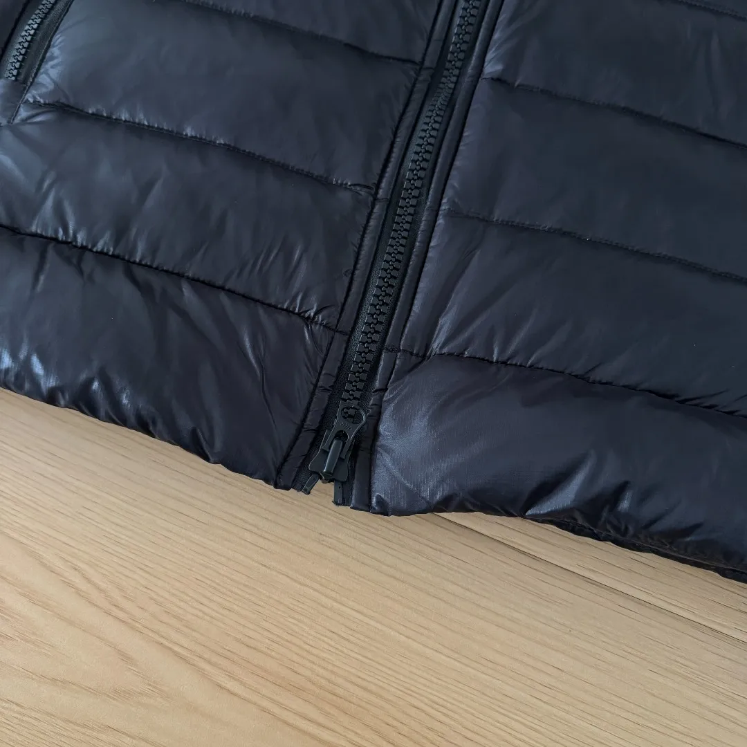 Style number: Y 179 top purchasing version 𝘾𝘼𝙉𝘼𝘿𝘼 𝙂𝙊𝙊𝙎𝙀/Canada Goose 2228 thin model. Super Lightweight, no weight on the upper body at all! Show more temperament‼ Canada Goose, a Canadian brand, has always been recognized as the warmest down jacket. Various Instagram celebrities, Internet celebrities, and celebrities often wear it for street photos. I make Canada Goose every year, but I still can’t get rid of my love for the goose. No matter how cold the winter is, there is no need to be afraid. Canada Goose is the legendary warmest down jacket and is known as a must-have for Arctic outdoor sports! The most popular down jacket in the world, celebrities are rushing to buy it, it is a must-have! Sizes: XS-2XL Color: Silver Gray (Red Label) Silver Gray (Black Label), Black (Red Label), Black (Black Label), Dark Blue, Light Blue